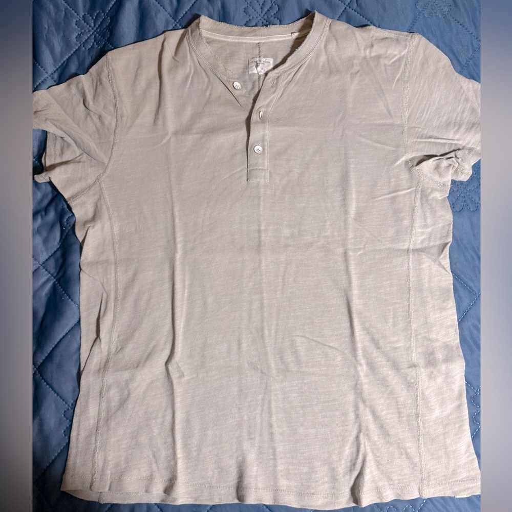EUC men’s Rag&Bone Classic Flame Beige SS Henley shirt size medium.